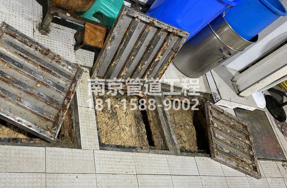 278北门桥城管中队食堂隔油池清理